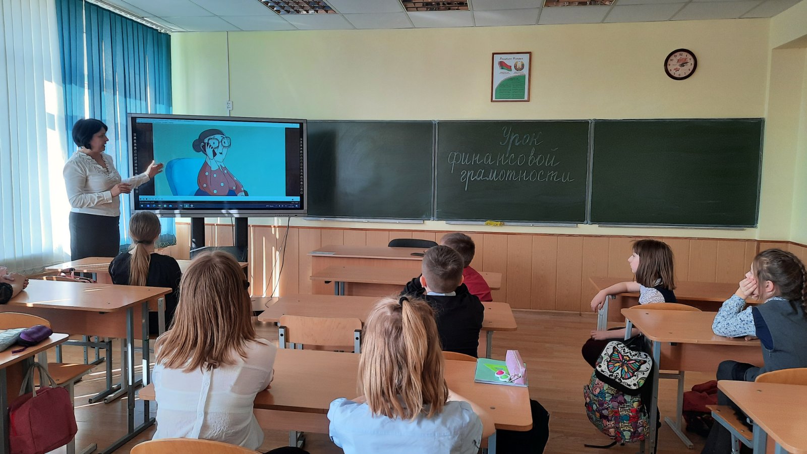 Грамотность начальная школа. Уроки в 6 классе. Перемена в младшей школе. Новый с класс. Ученики шестого класса в гимназии.